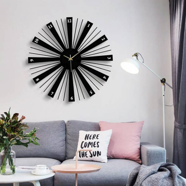 Černé designové hodiny ve tvaru slunce