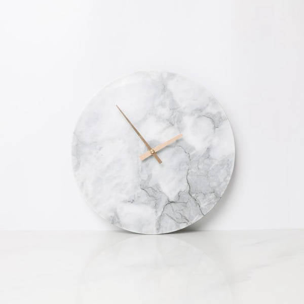 Minimalistické mramorové hodiny bez čísel